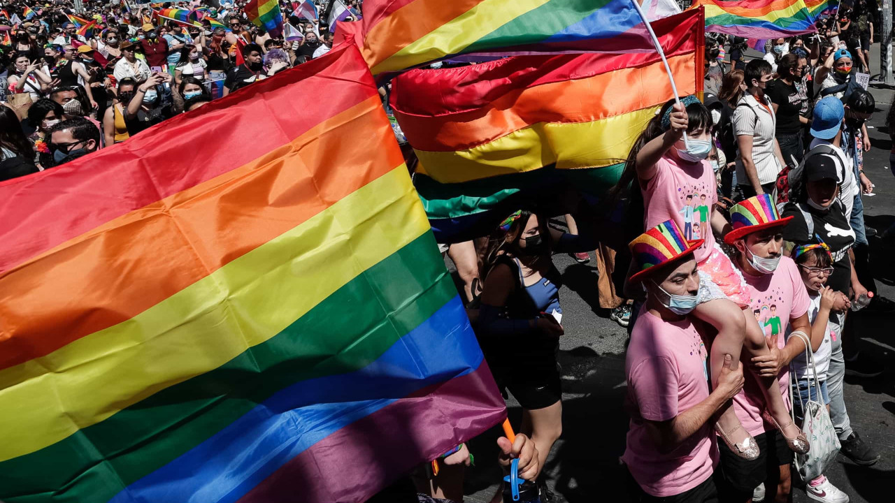 Parlamento do Chile aprova casamento e adoções por homossexuais