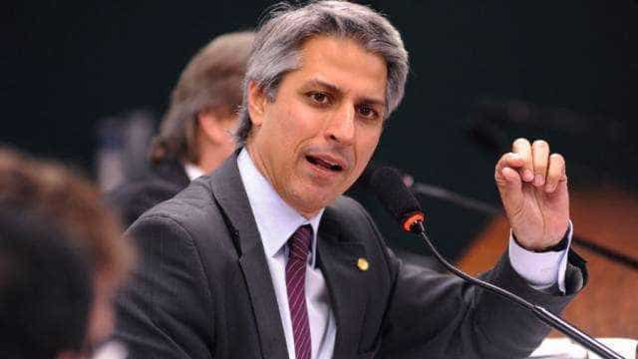 Para Molon, governo recusar vacina a 50% do preço é 'escandaloso'