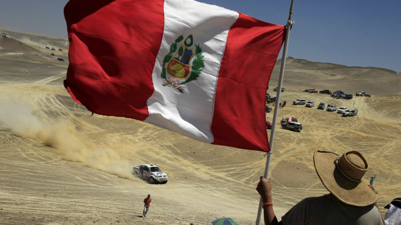 Procuradora é afastada no Peru por investigar irmã de chefe e deixa cargo sob chuva de flores