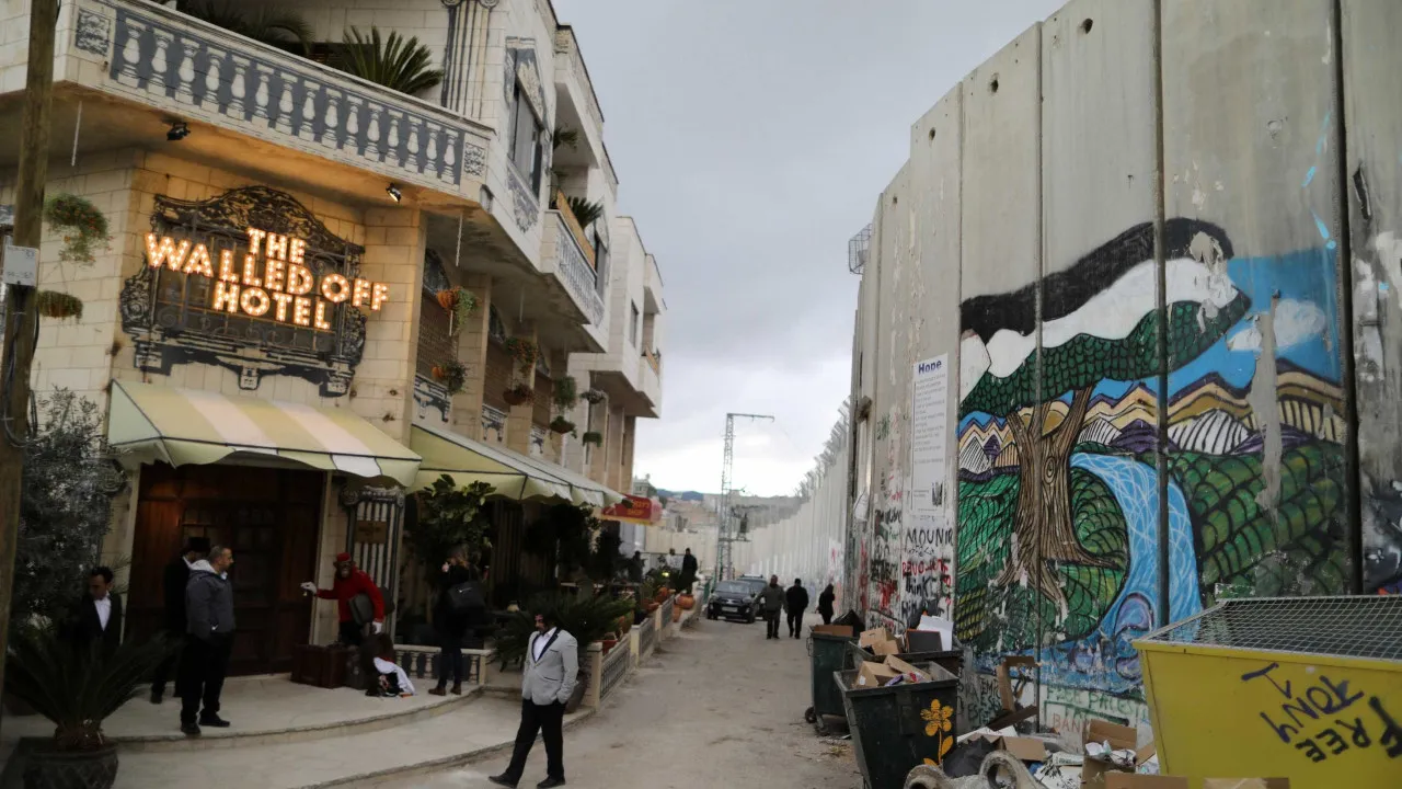Hotel de Banksy, na Cisjordânia, oferece a 'pior vista do mundo