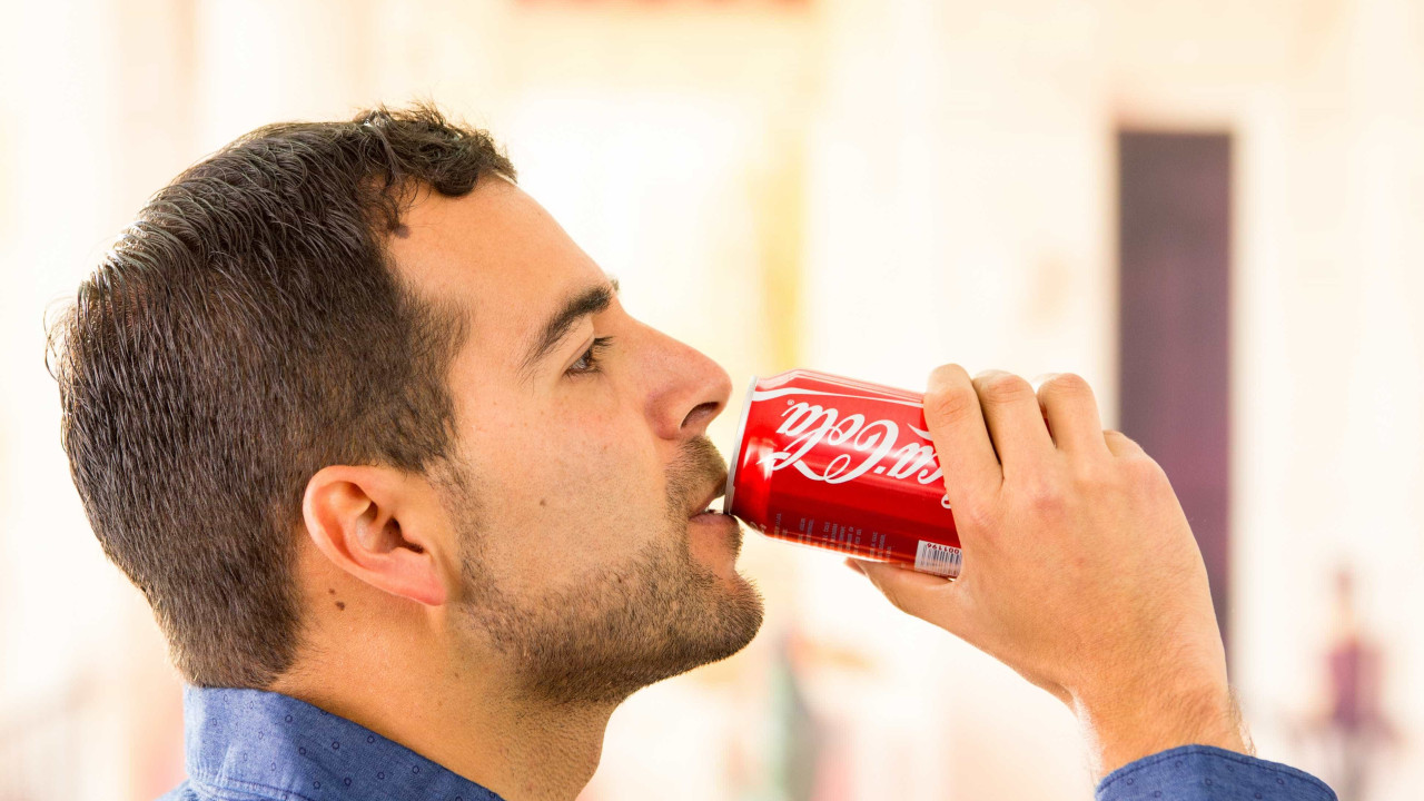 Bebe da lata? Estudo encontra efeito secundário importante