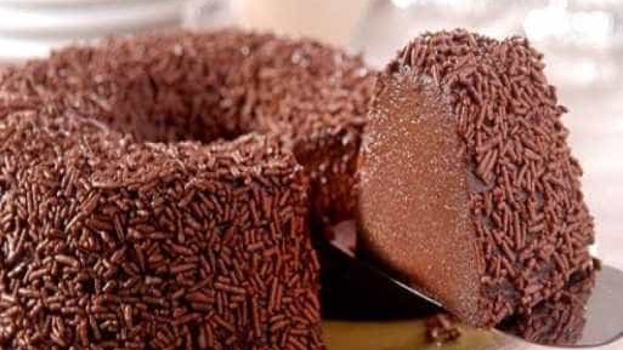 Veja como preparar um delicioso Brigadeirão com Wafer de chocolate
