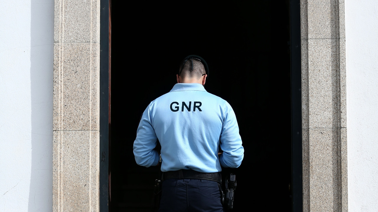 Brasileiro foragido é preso em Portugal por agentes disfarçados de sem-teto
