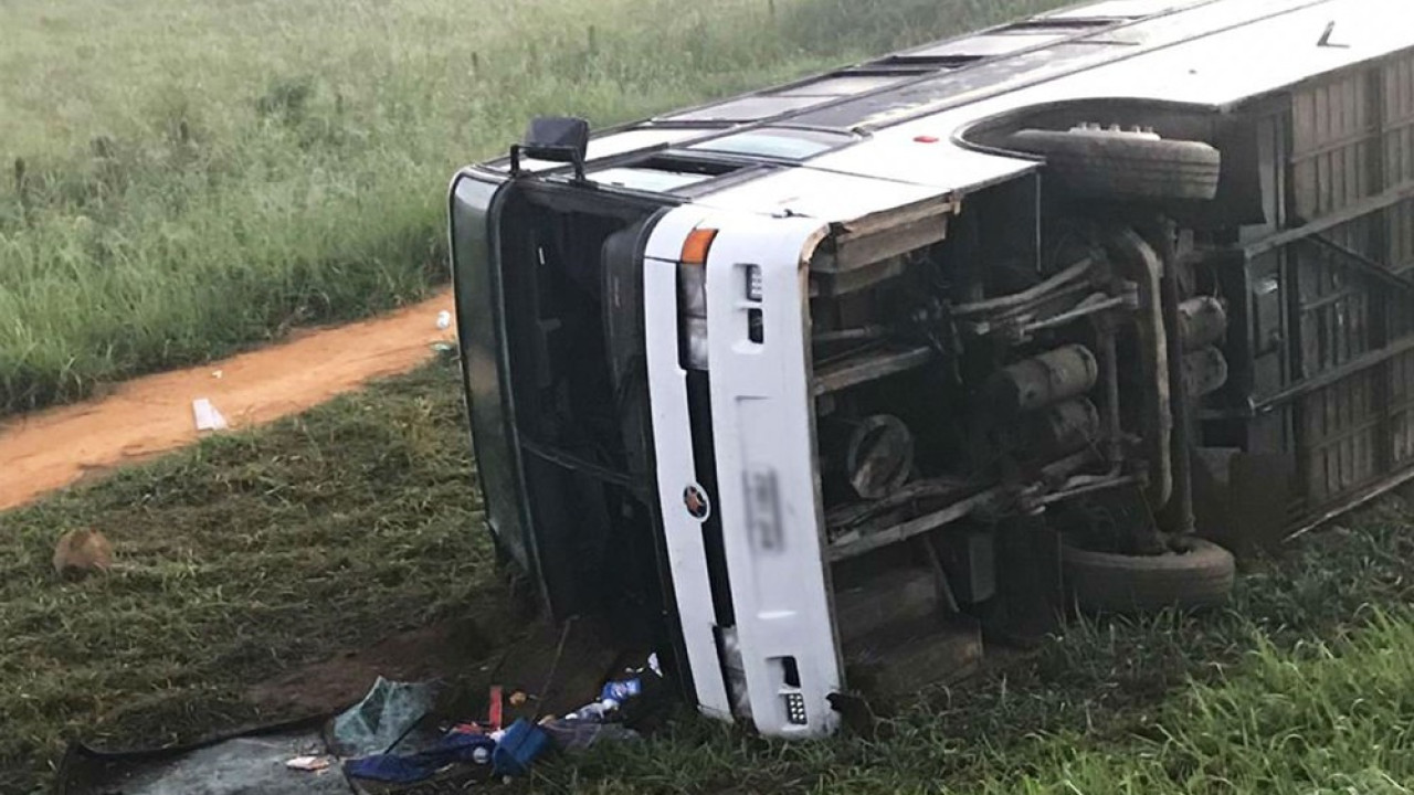 Ônibus com time de futebol juvenil cai de ponte em MG
