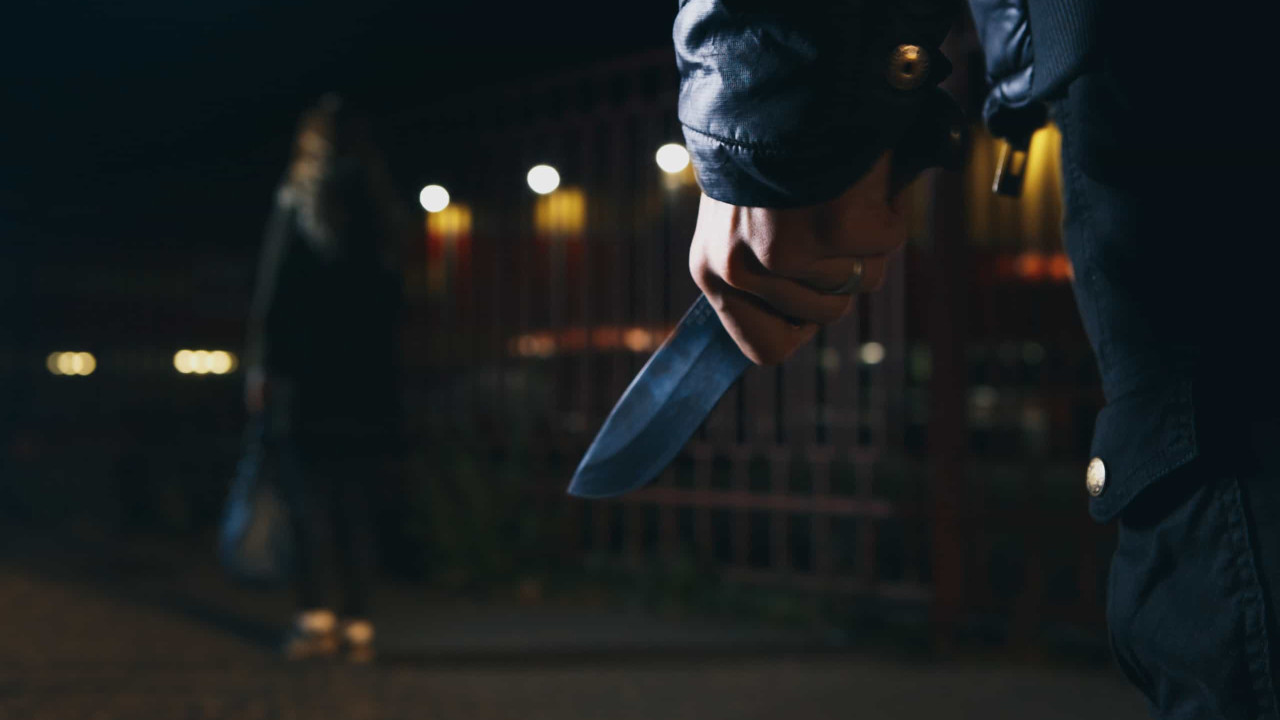 Motorista corre atrás de mulher, bate nela com um facão e foge