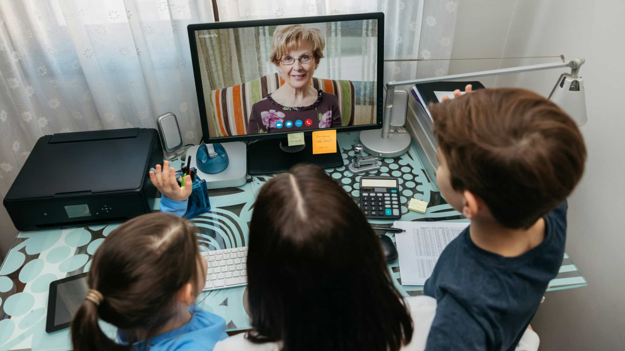 32�s crianças e dos adolescentes buscam apoio emocional na internet