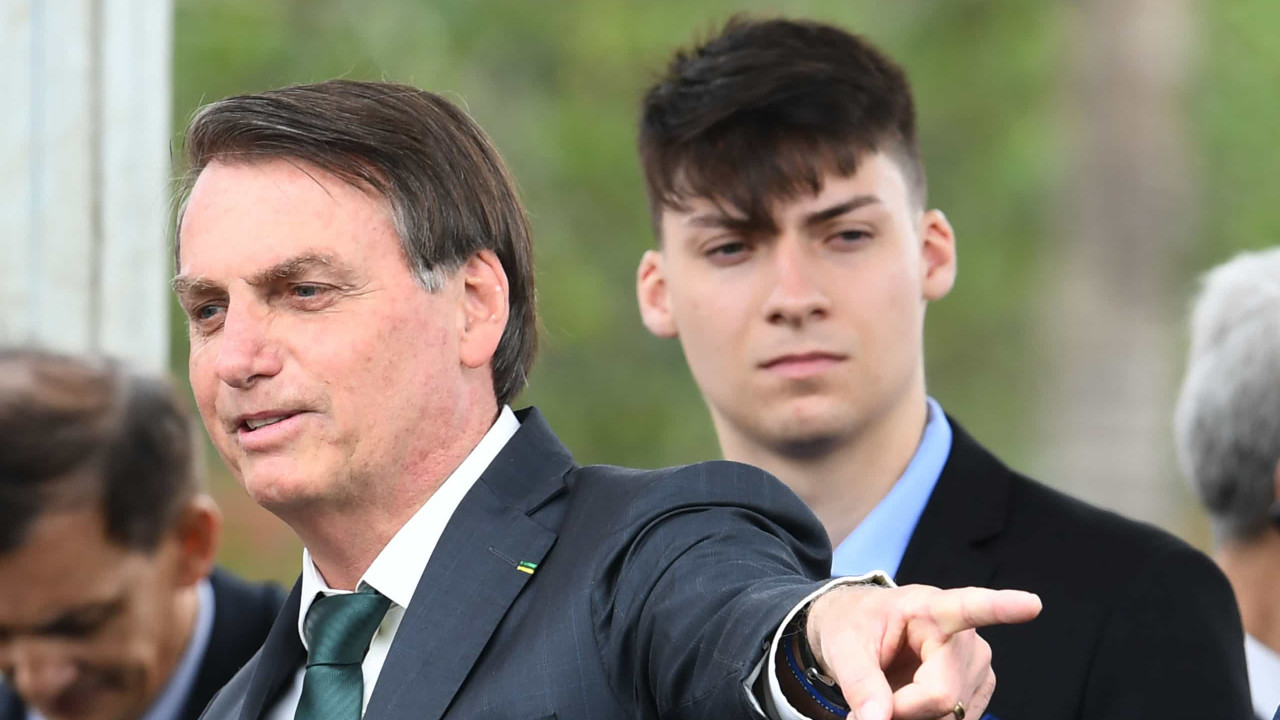Filho 04 e ex de Bolsonaro mudam para mansão de R$ 3,2 milhões em Brasília
