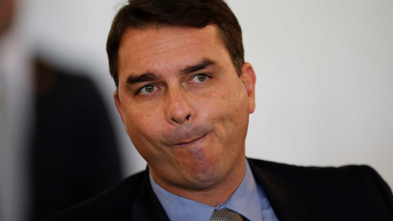 'Farei exames para saber o grau da lesão', diz Flávio Bolsonaro após acidente