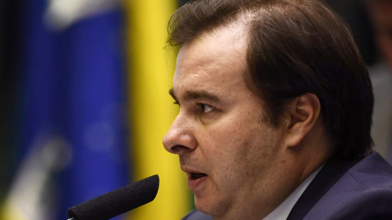 Rodrigo Maia diz que governo federal tem recursos e condições de comprar vacinas