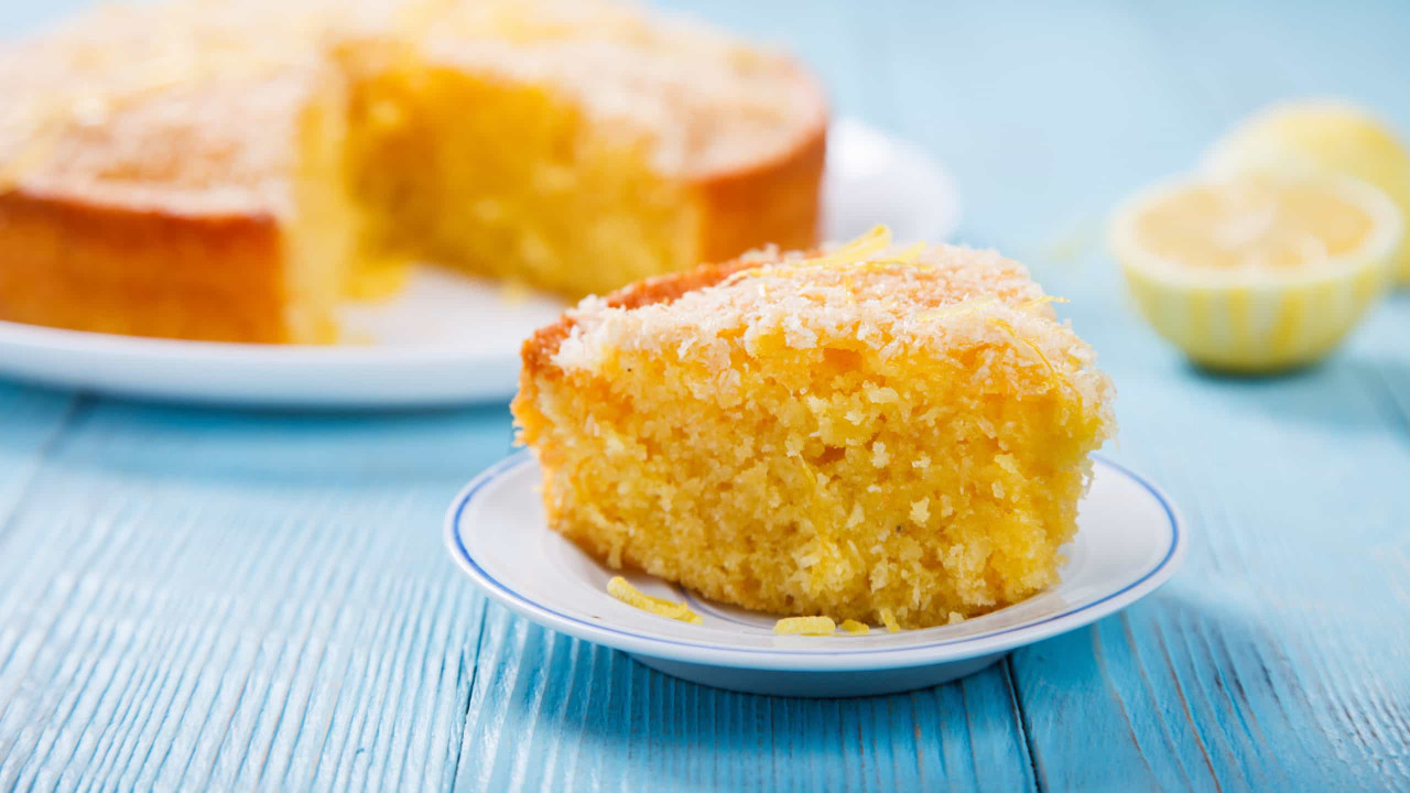 Para fazer este bolo de coco só precisa de 4 ingredientes. Vamos começar?
