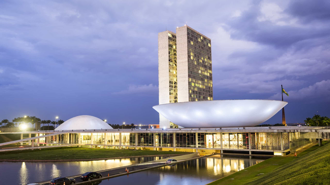 Congresso volta ao trabalho com pautas urgentes na mesa