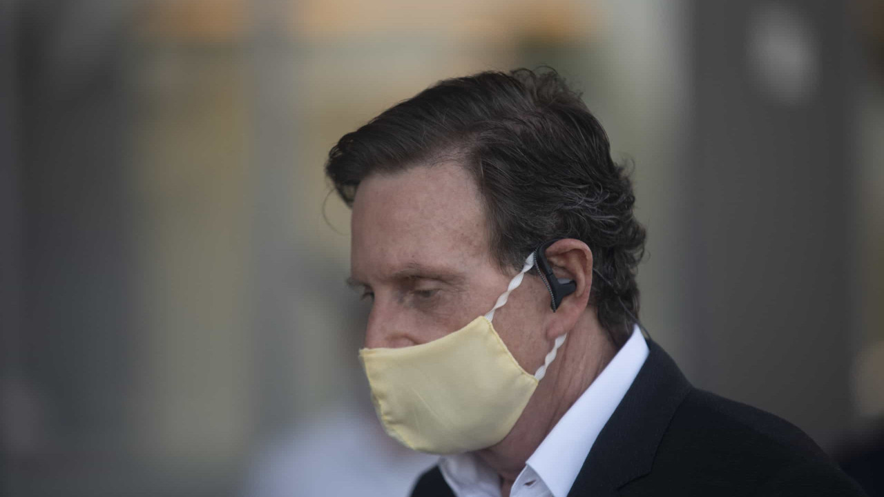 Desembargadora ordena apreensão de eletrônicos na casa de Crivella antes de soltá-lo