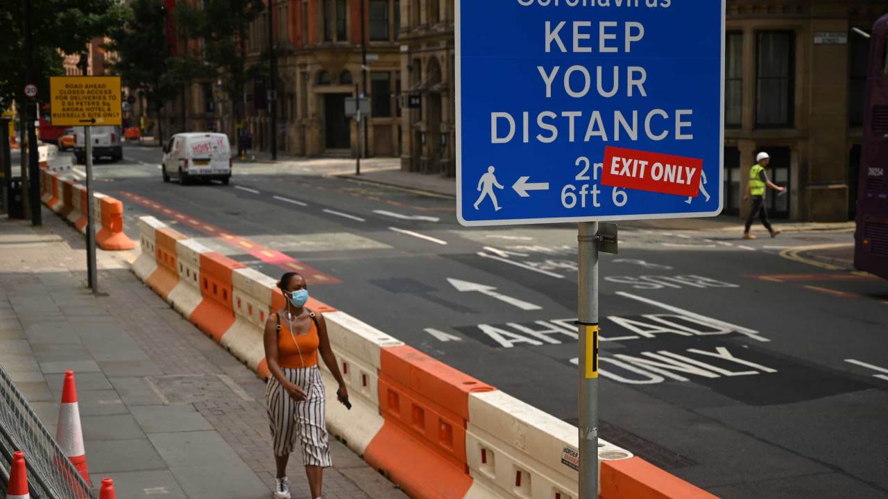 Inglaterra decreta novo confinamento e fecha escolas
