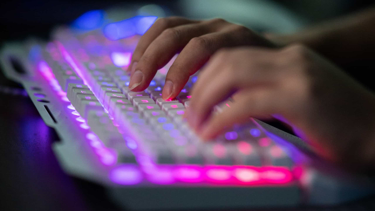 Hacker invade painel de publicidade de aeroporto do Rio e exibe vídeos pornô