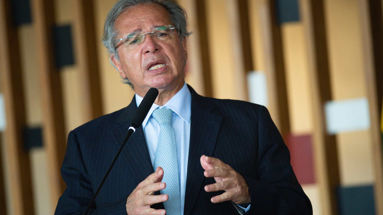 Após vacinação ilegal de empresários, Guedes cancela participação em evento
