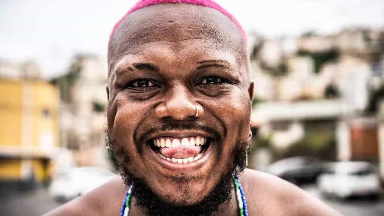 Djonga é criticado por fazer show e diz que seu público já se expõe para trabalhar
