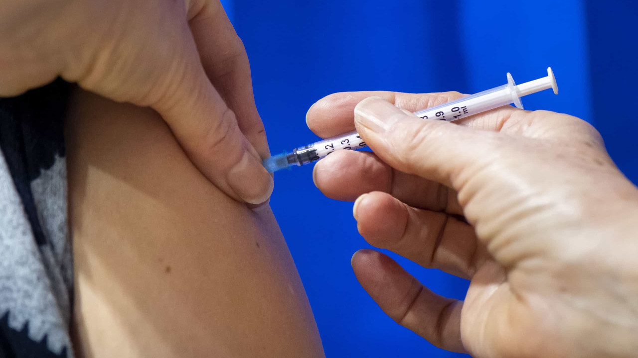 Rio: Anvisa e PF investigam relatos de venda de vacinas contra covid por camelôs