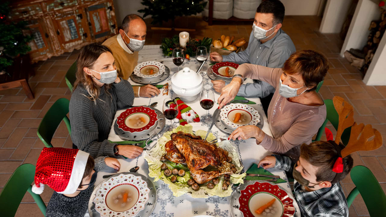 Sem sintomas ou testou negativo: É seguro visitar a família no Natal?