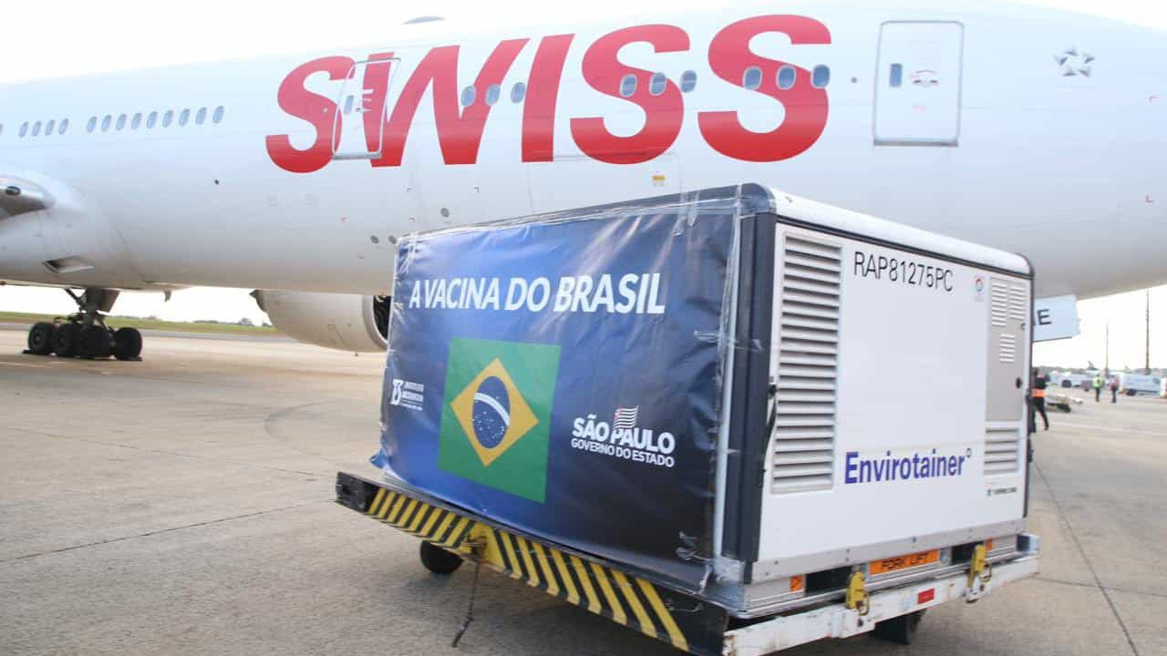 Maior lote de vacinas Coronavac chega ao país