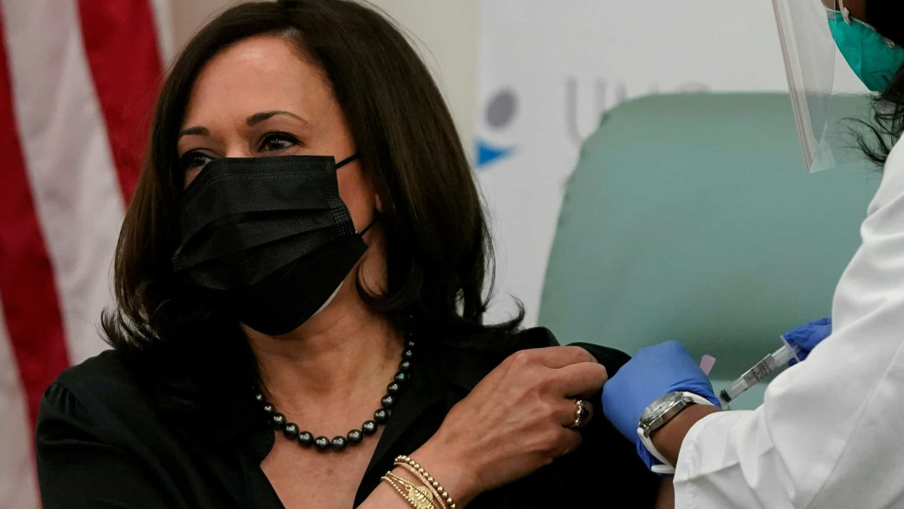 Kamala Harris, vice-presidente eleita dos EUA, toma vacina contra a Covid-19