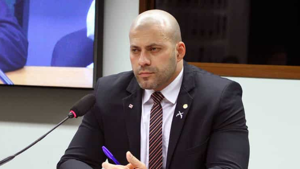 Daniel Silveira diz que tornozeleira da PF 'tem vida própria' e pede substituição