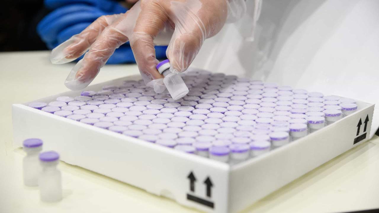 Fiocruz entrega vacinas produzidas no Brasil contra covid-19