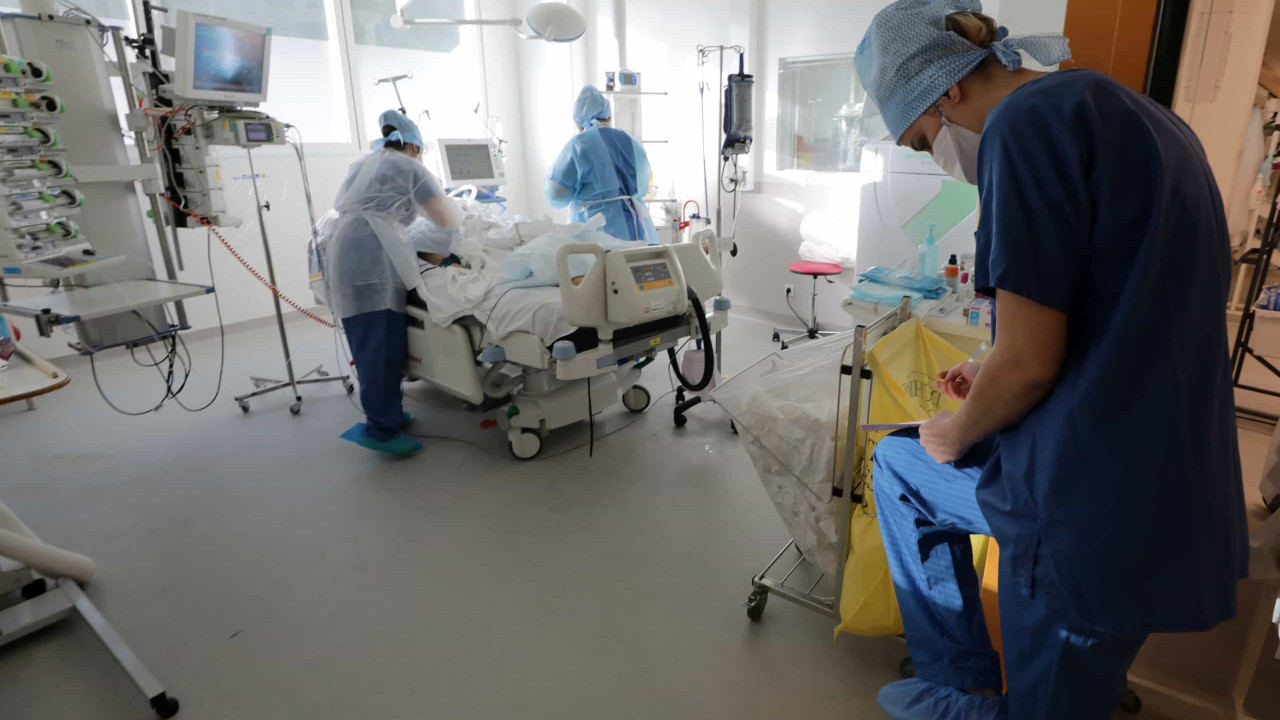 Com mais de 2 mil mortes em média por dia, País chega a maior colapso sanitário