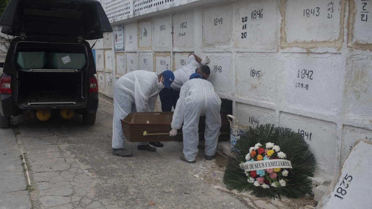 Brasil completa 31 dias de aumento na média de mortes por Covid