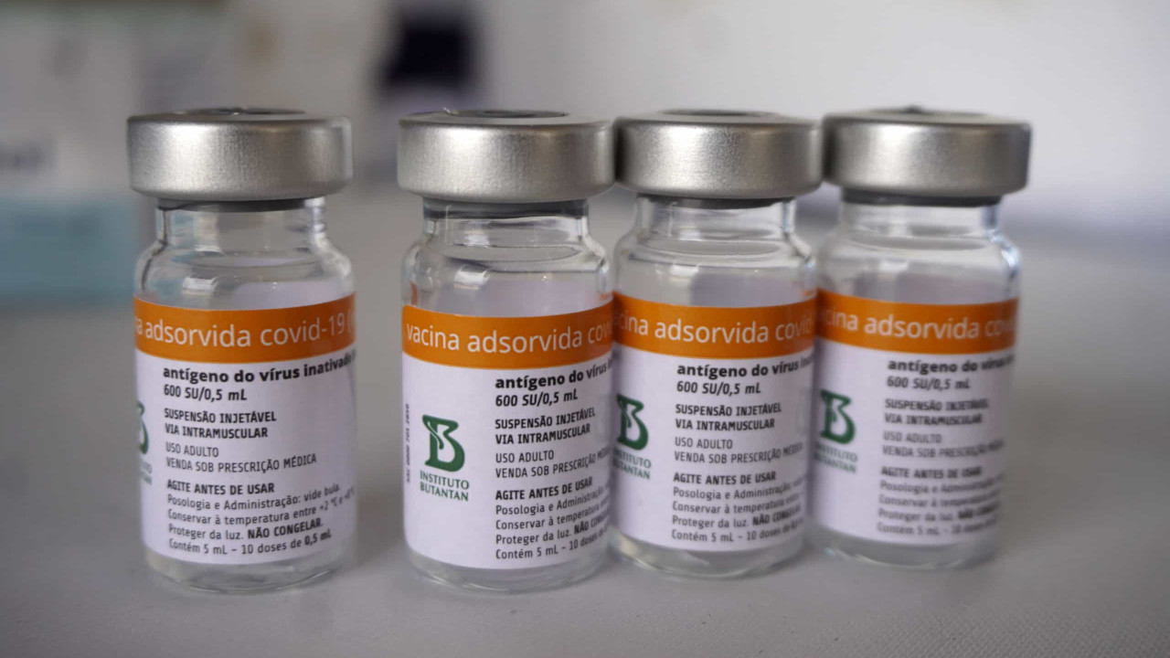 Governo de SP determina que Butantan importe Coronavac para vacinar crianças