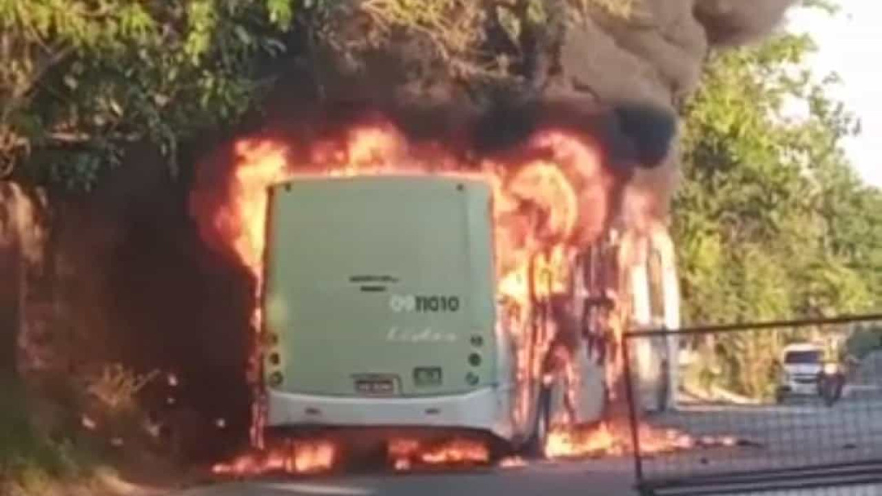 Viaturas e ônibus são incendiados após morte de traficante em Manaus