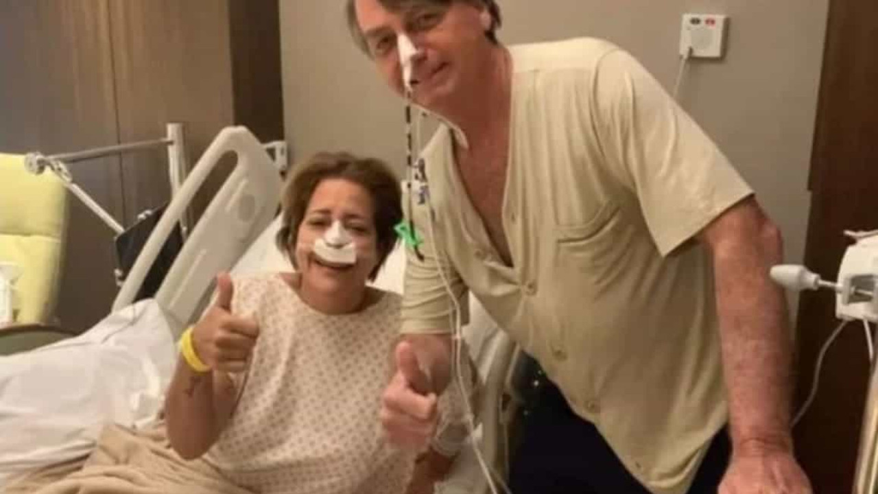 Sem máscara, Bolsonaro tira foto com paciente no hospital onde está internado
