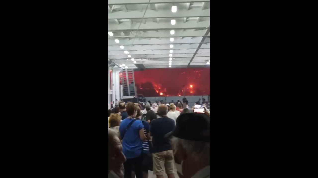 Vídeo capta resgate de pessoas de ilha de Eubeia, consumida pelas chamas