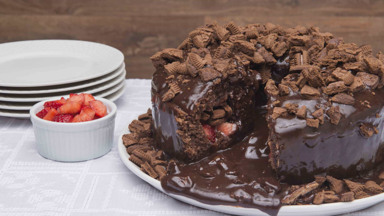 Veja como preparar um delicioso bolo vulcão de chocolate