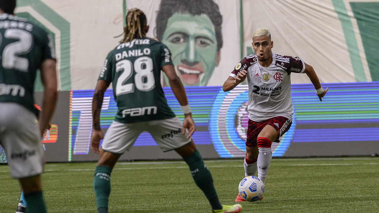 Flamengo vence Palmeiras de virada e se aproxima dos líderes do Brasileirão