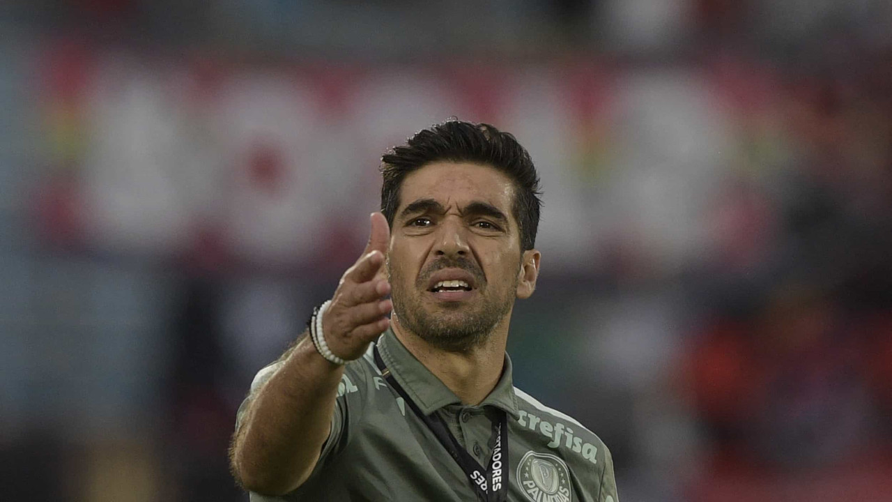 Abel Ferreira lança livro com bastidores das conquistas como técnico do Palmeiras