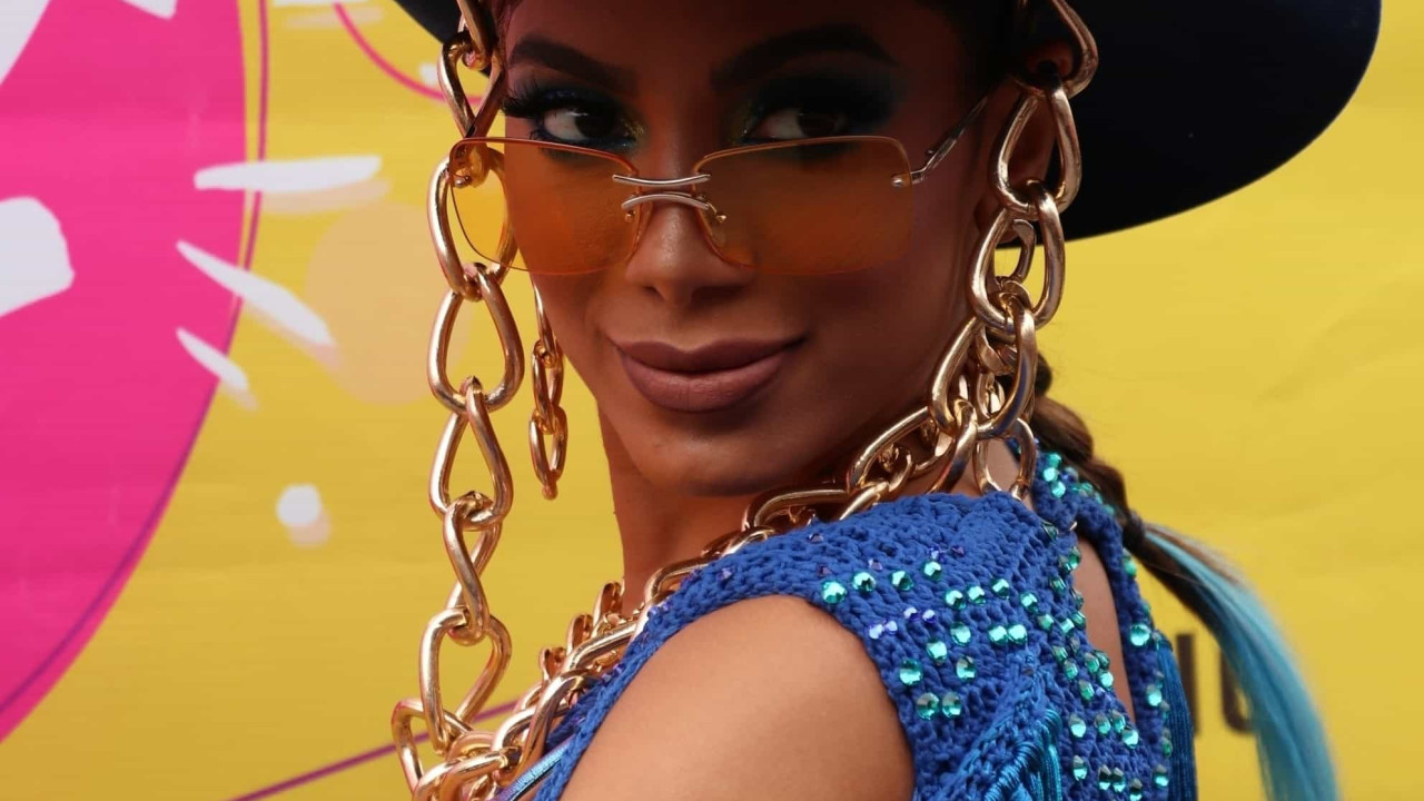 Anitta diz 'fora, Bolsonaro' e debocha de decisão do TSE contra atos no Lollapalooza