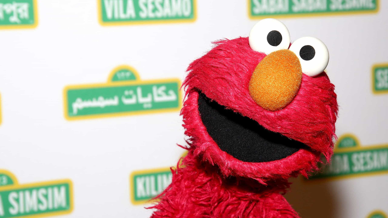 Vila Sésamo vira alvo de críticas após Elmo ser vacinado contra Covid-19
