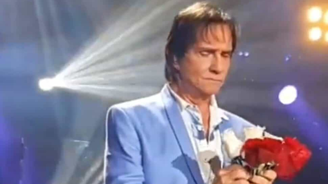 Roberto Carlos pede silêncio e se recusa a dar flor para fã que puxou sua mão em show