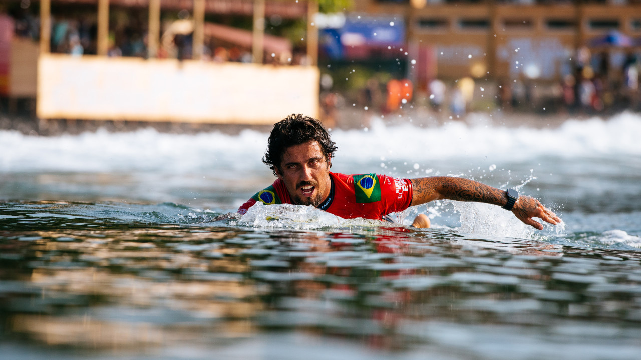 Filipinho vê sucesso do surfe brasileiro forjado na superação: 'Para gente é mais difícil'