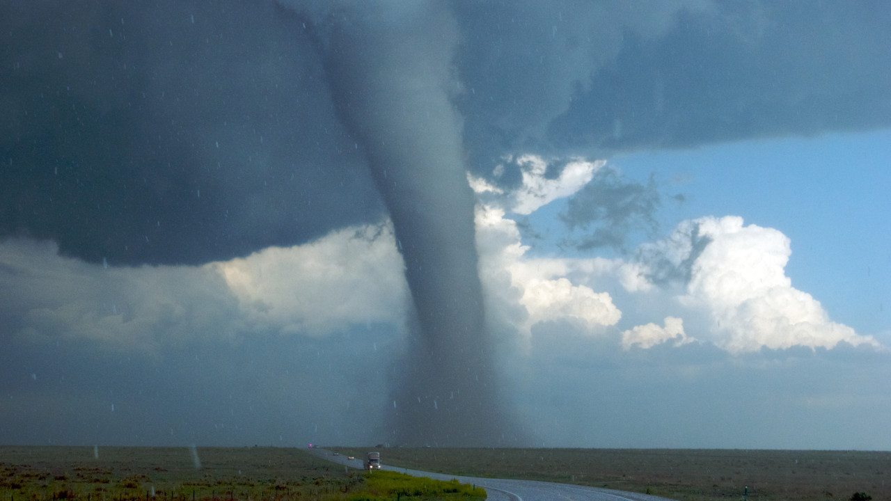 Tornado provoca 'várias mortes' e destruição em Iowa, nos Estados Unidos
