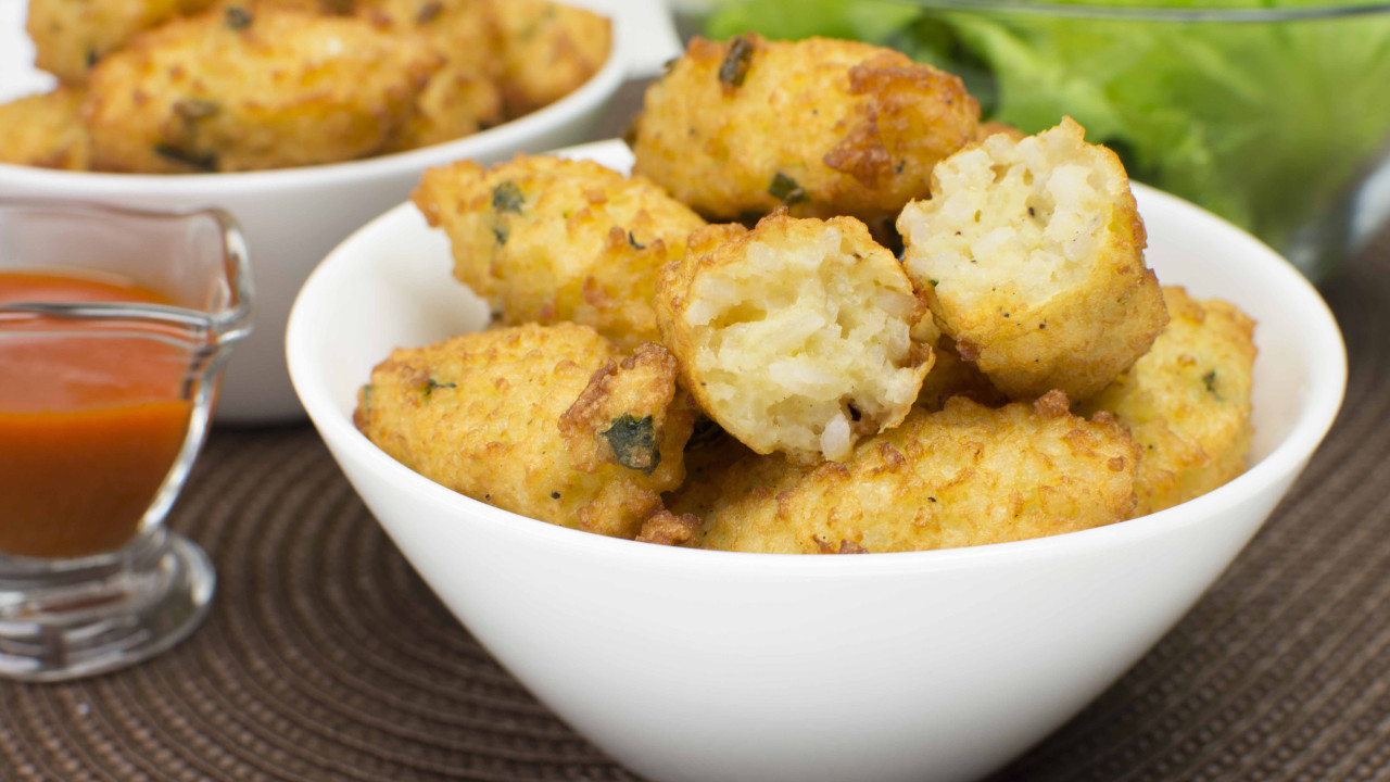 Sem desperdício! Aprenda a fazer bolinho de arroz assado