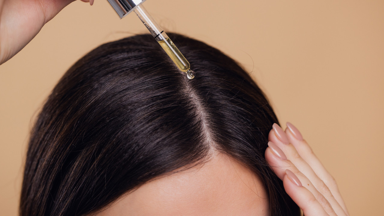 Óleo de alecrim estimula o crescimento do cabelo? Tire as dúvidas