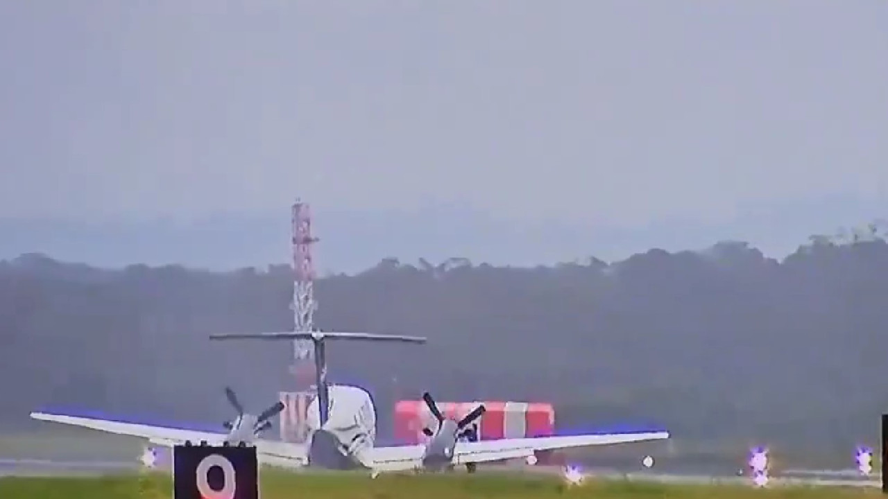  Piloto pousa avião sem trem de pouso em Newcastle, na Austrália; veja