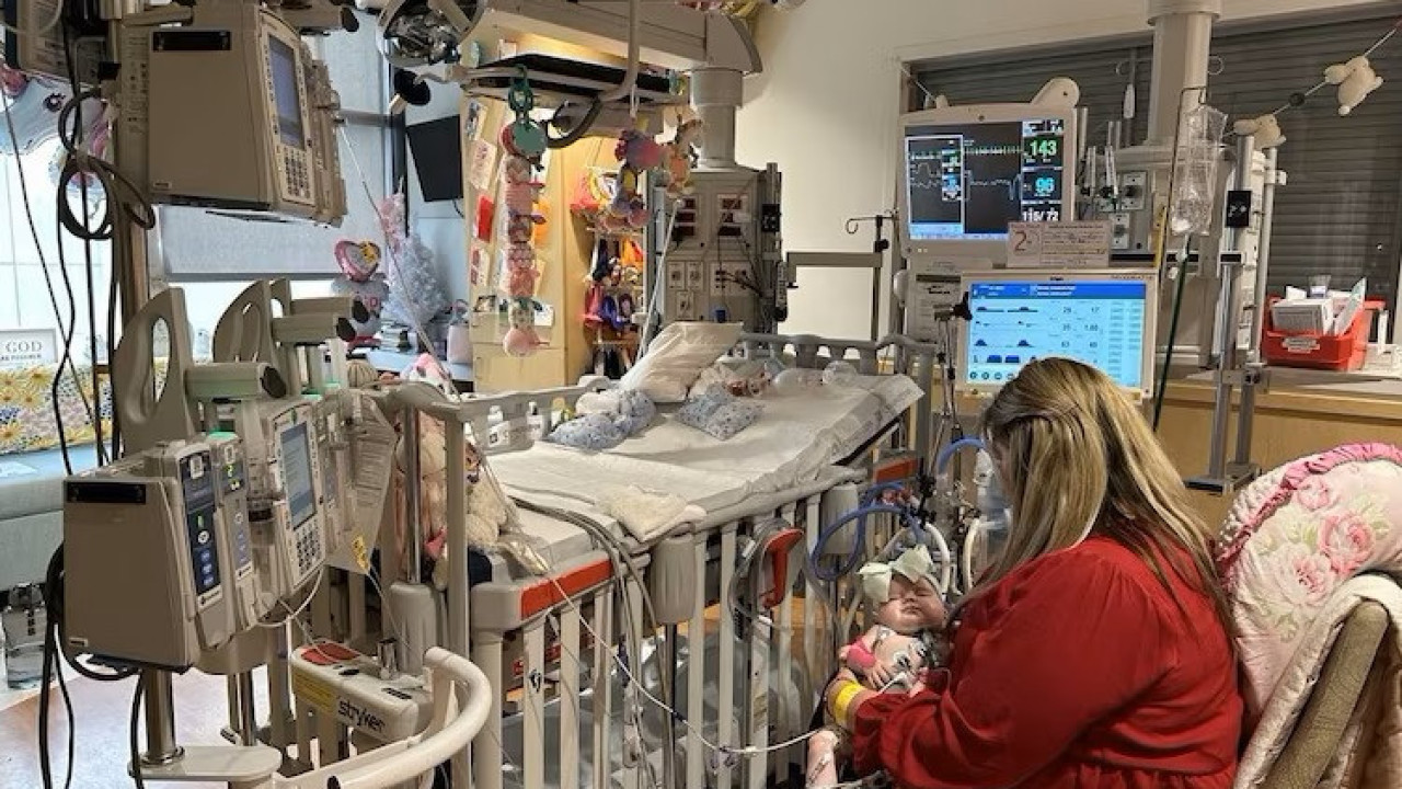 Bebê respira sozinha pela primeira vez após duplo transplante de pulmões