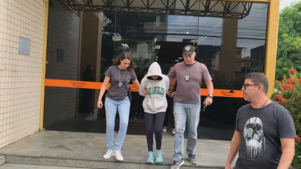 Suspeita de matar namorado com brigadeirão é levada de delegacia a presídio no Rio