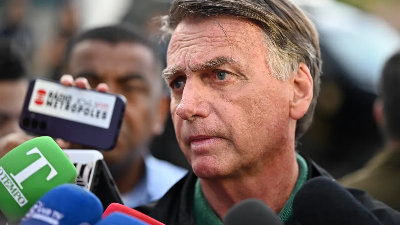 Tornozeleira antecipa afastamento de Bolsonaro do palco pol&iacute;tico e amplia  press&atilde;o na sucess&atilde;o - Not&iacute;cias ao Minuto Brasil