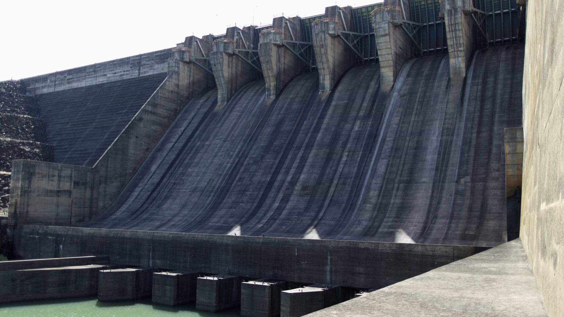 Justiça suspende leilão de hidrelétrica marcado para sexta-feira