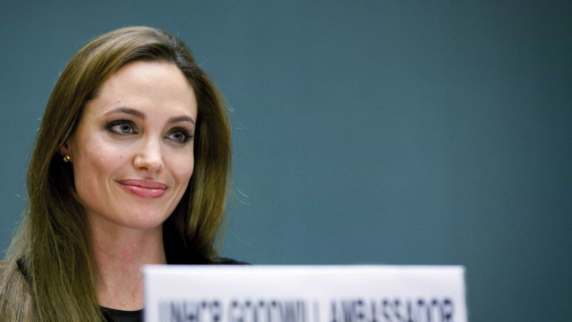"A violência sexual é uma arma eficaz", diz Angelina Jolie