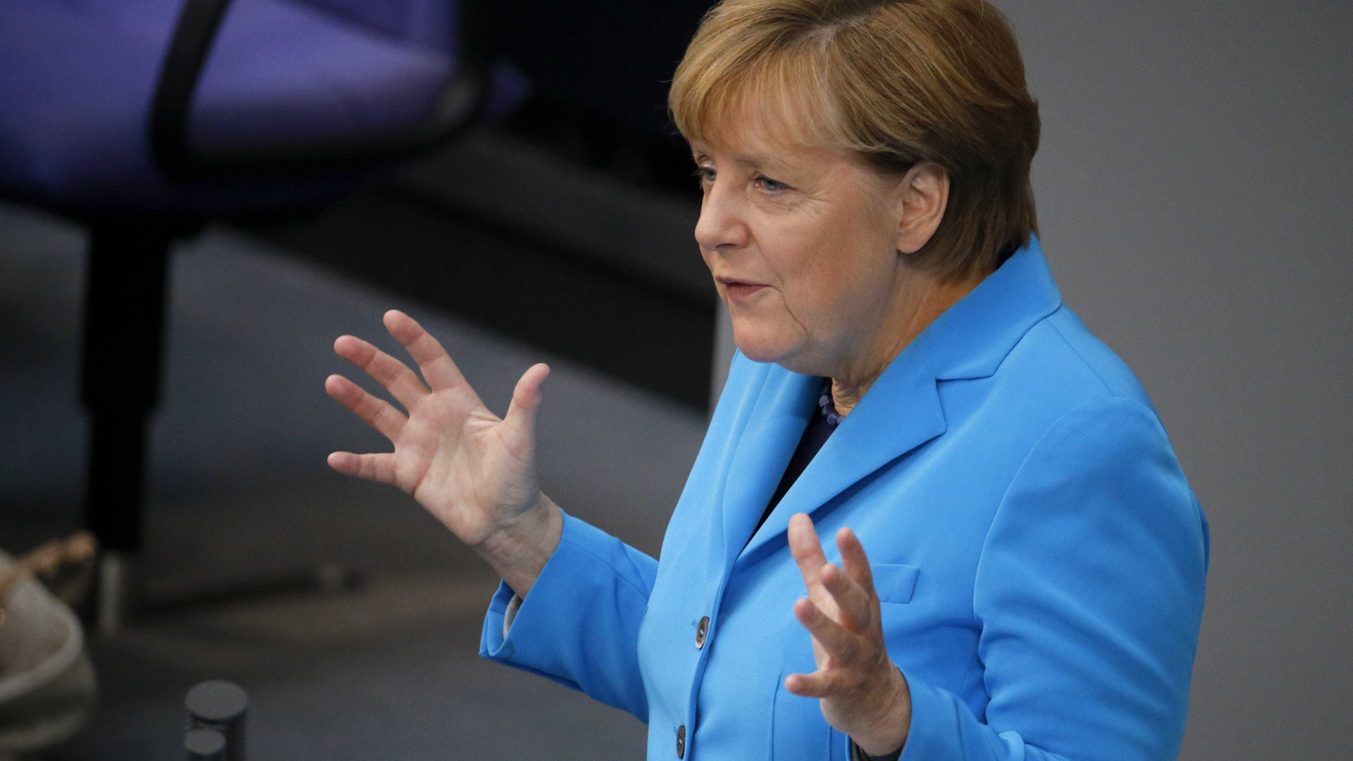 Merkel envia mensagem de apoio às refugiadas 