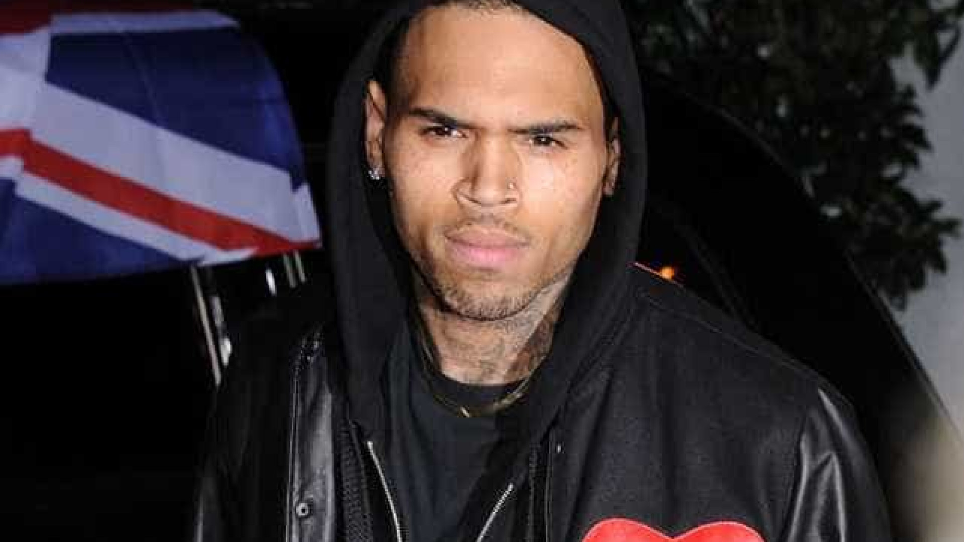 Namorada de Chris Brown apoia o cantor durante reabilitação